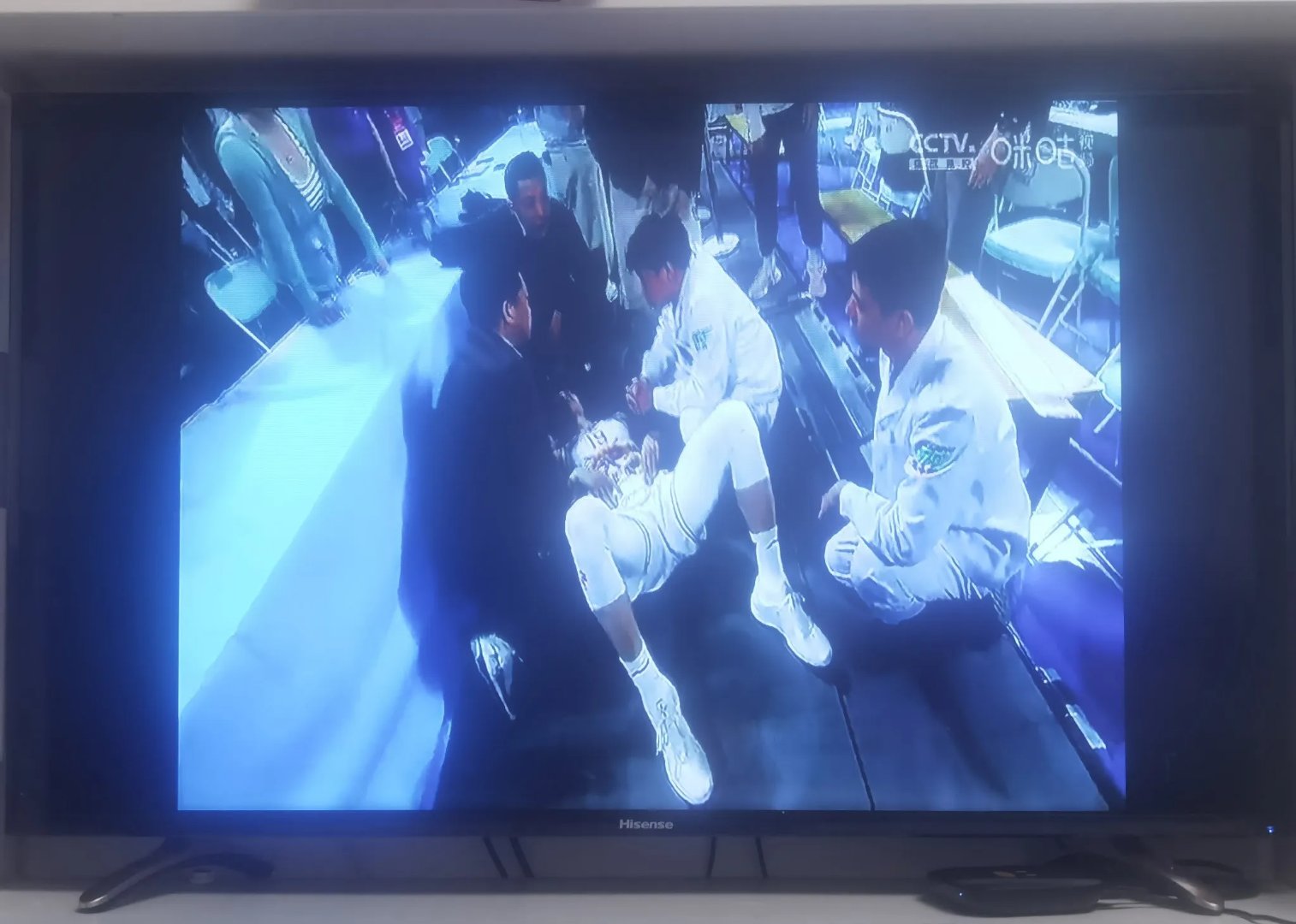  Doinb重返赛场，败北首场状态出色，塞尔维亚队观众沸腾！赛场气氛高涨